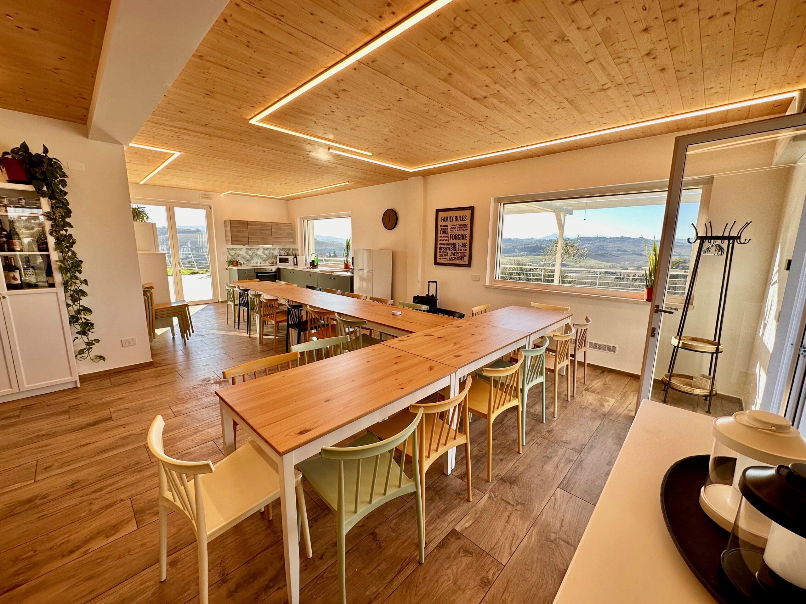 Casa vacanze a Fermo, cucina e sala con 32 posi