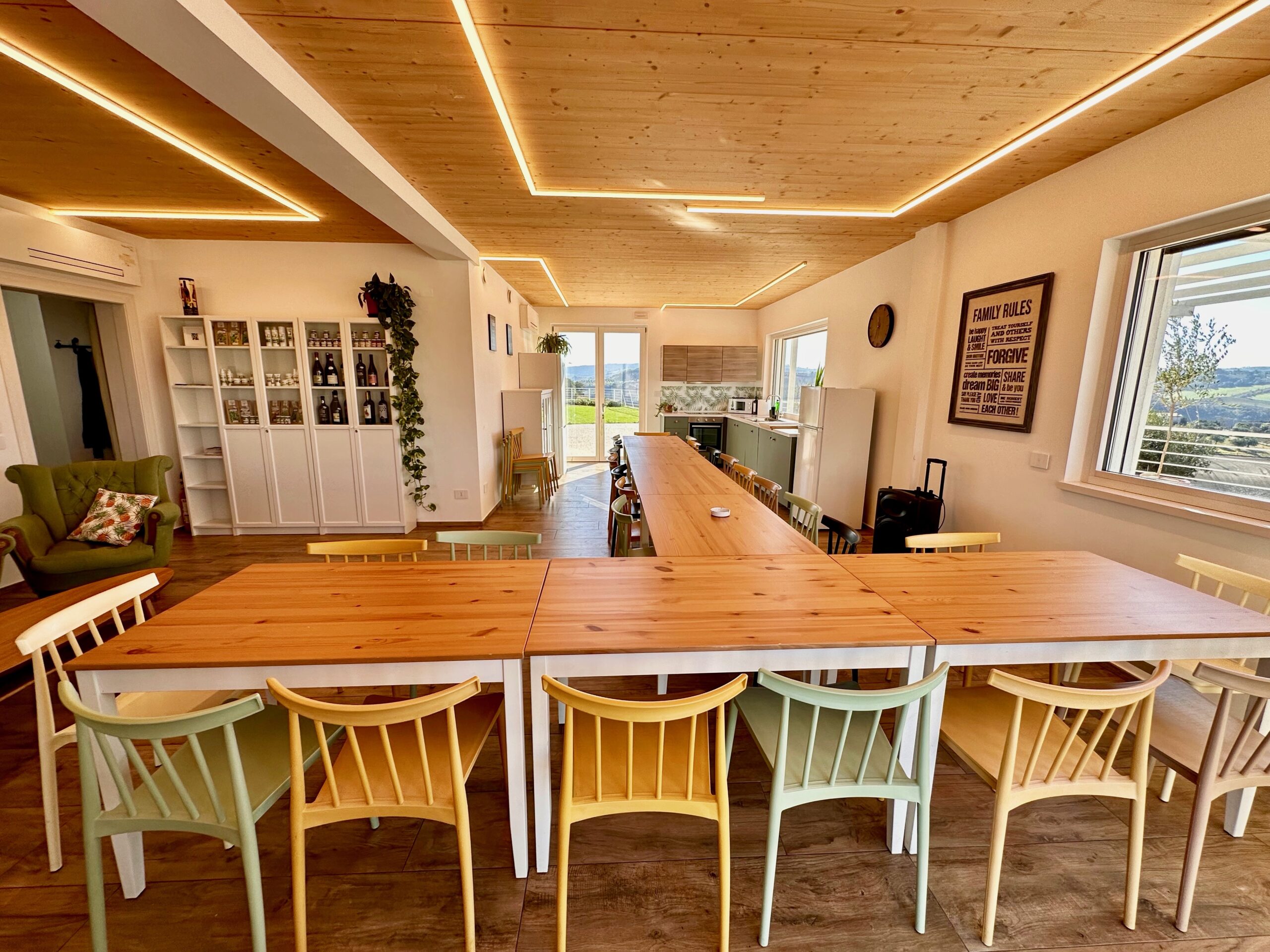 Casa vacanze a Fermo, cucina e sala con 32 posi