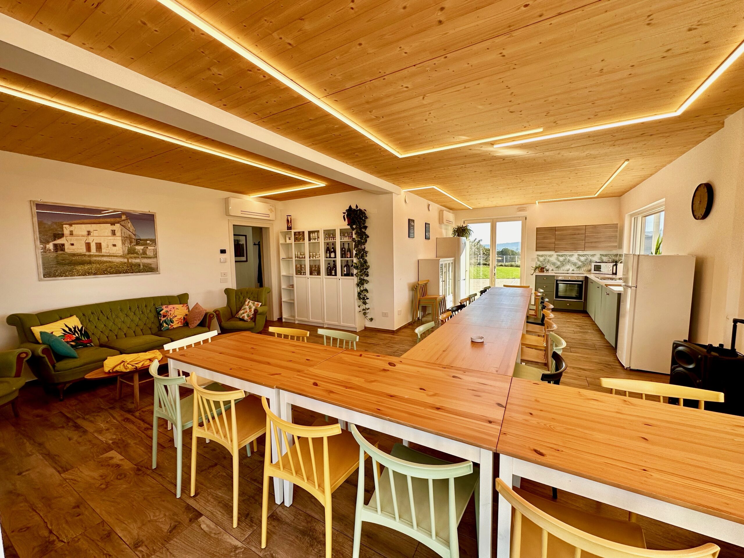 Casa vacanze a Fermo, cucina e sala con 32 posi