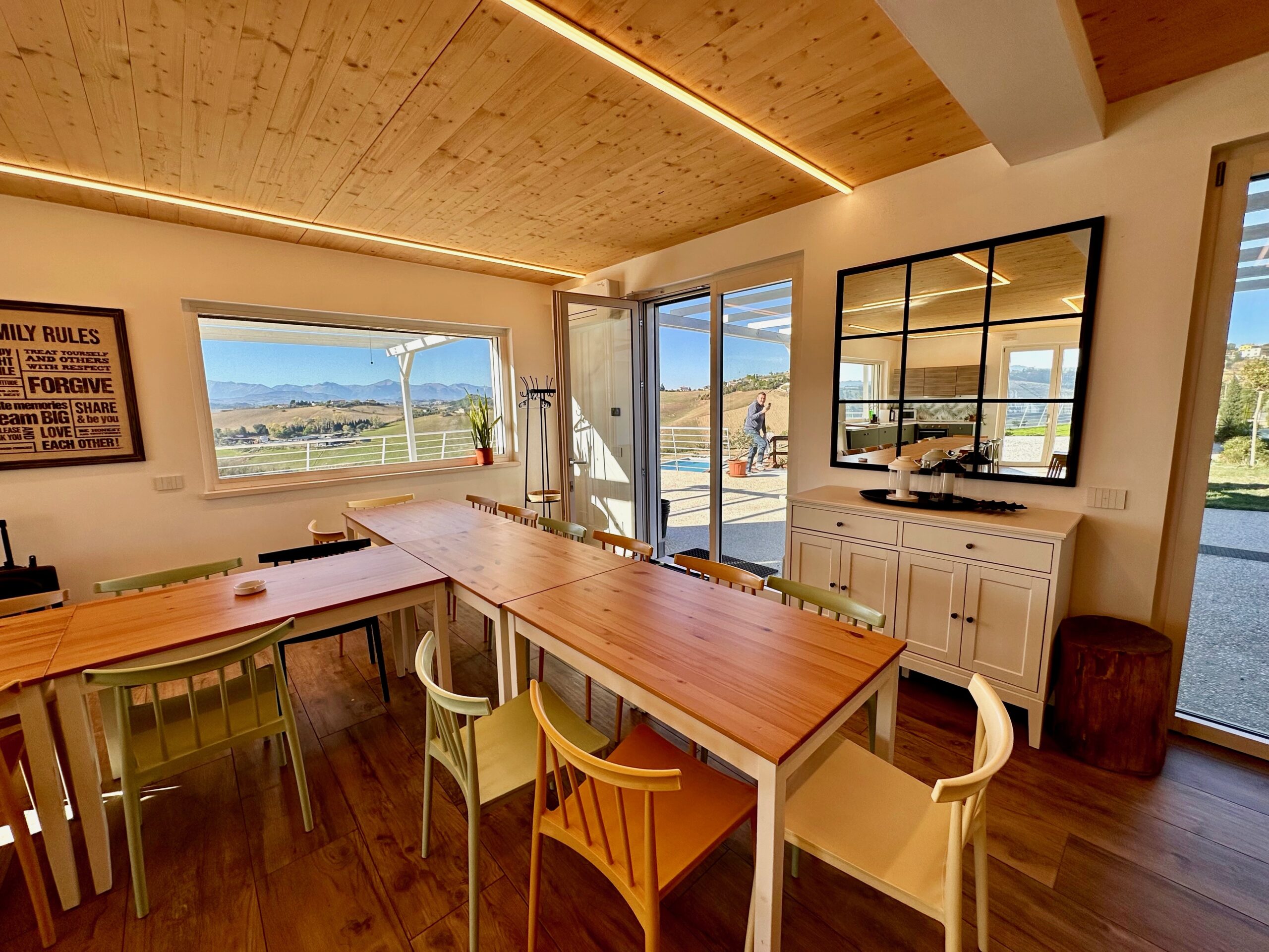 Casa vacanze a Fermo, cucina e sala con 32 posi